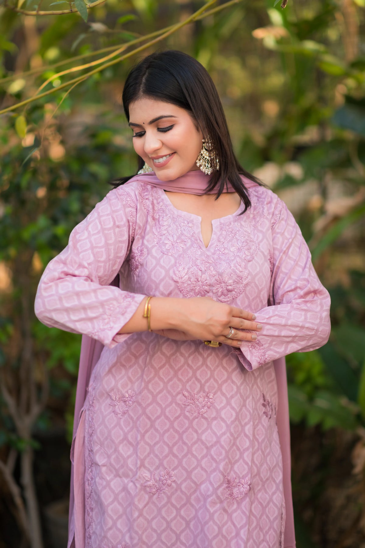 Side view of a pyazi pink Alfiya Mul Mul Self Set, showcasing comfy cambric cotton and Ghasspatti work.