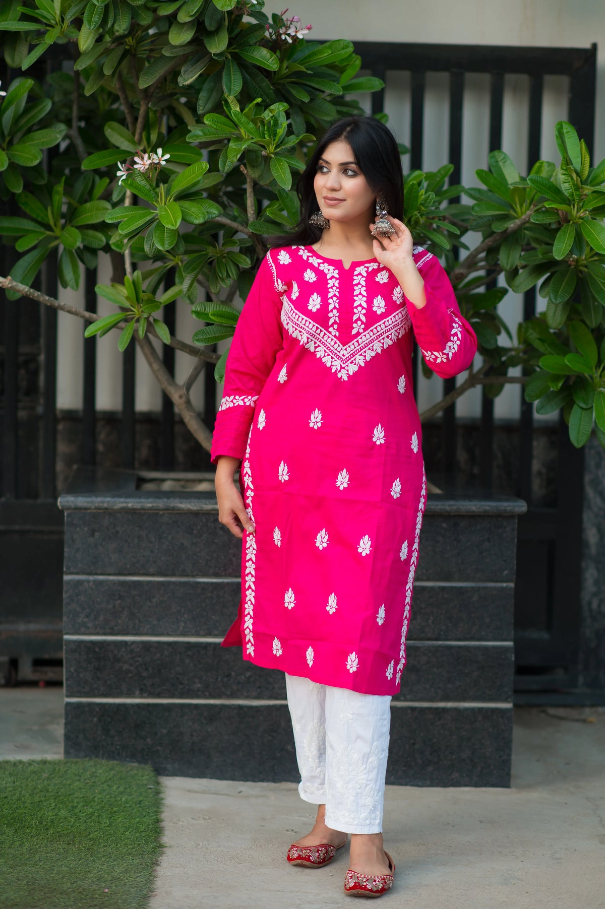 Front-facing Chikankari kurta for women in cotton with Lucknowi embroidery.