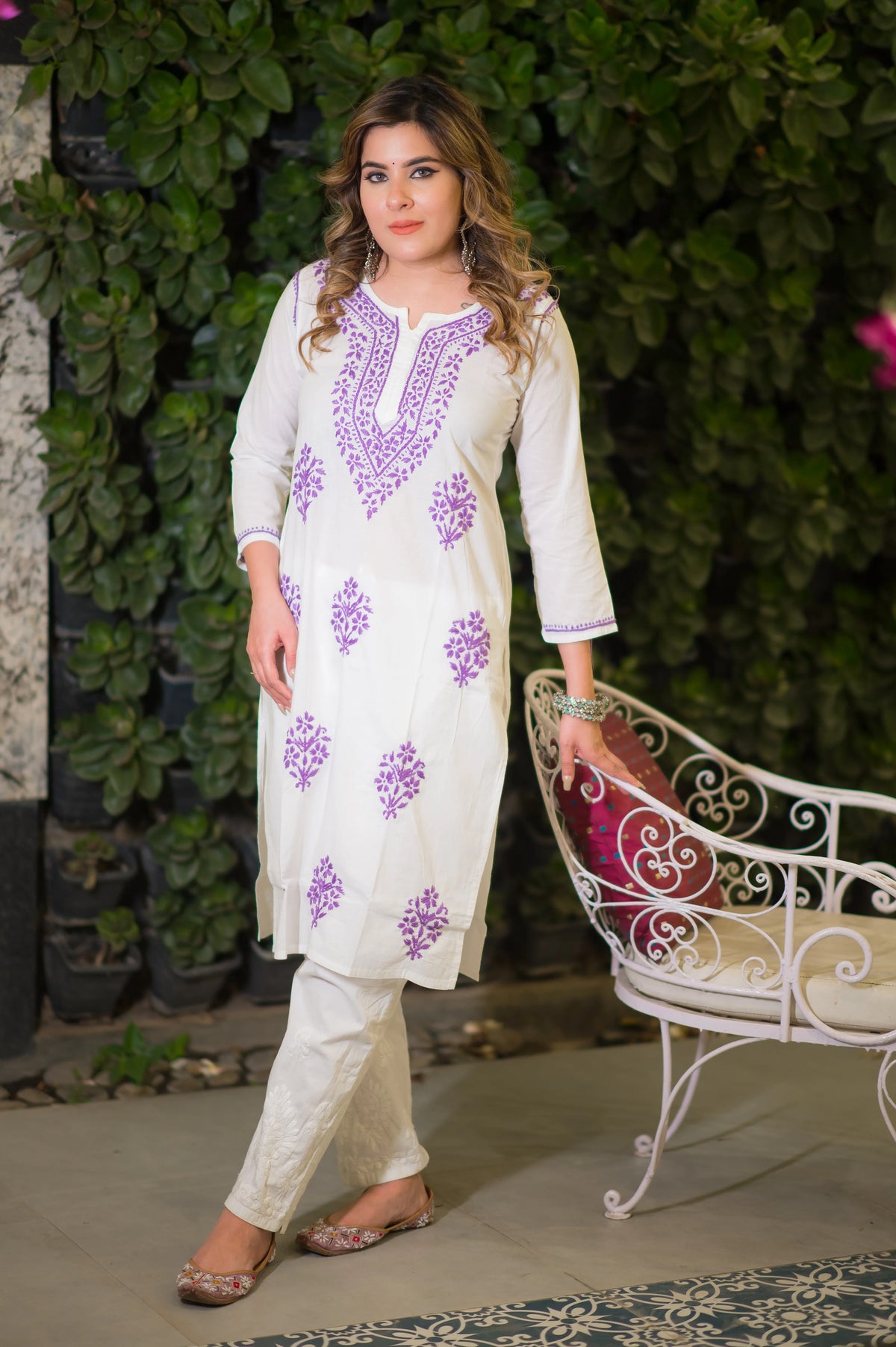 Full shot of a model in a chikankari kurta white featuring purple chikankari design.