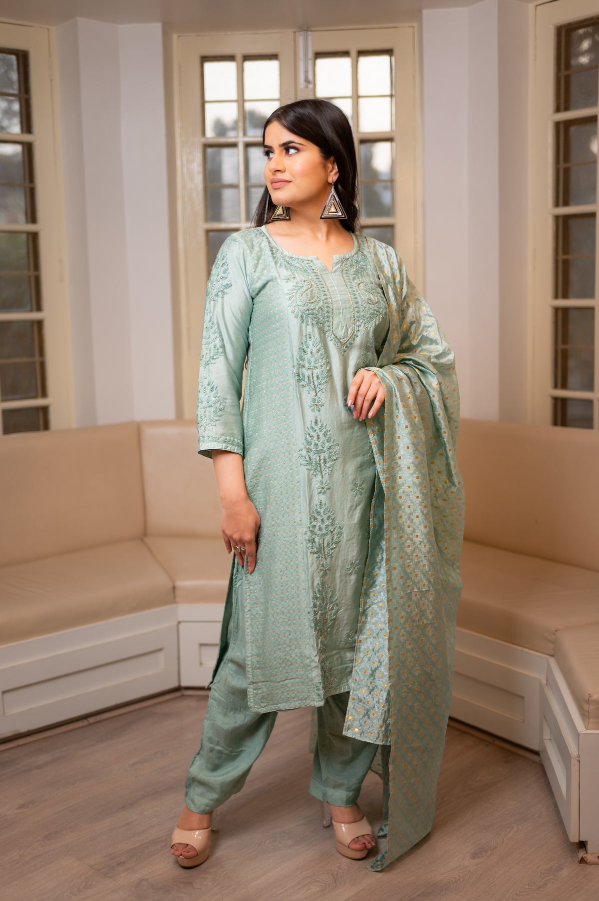 Luxurious Green chanderi kurti set. Hand-made Chikankari and Zari Cut Dana make it shine.