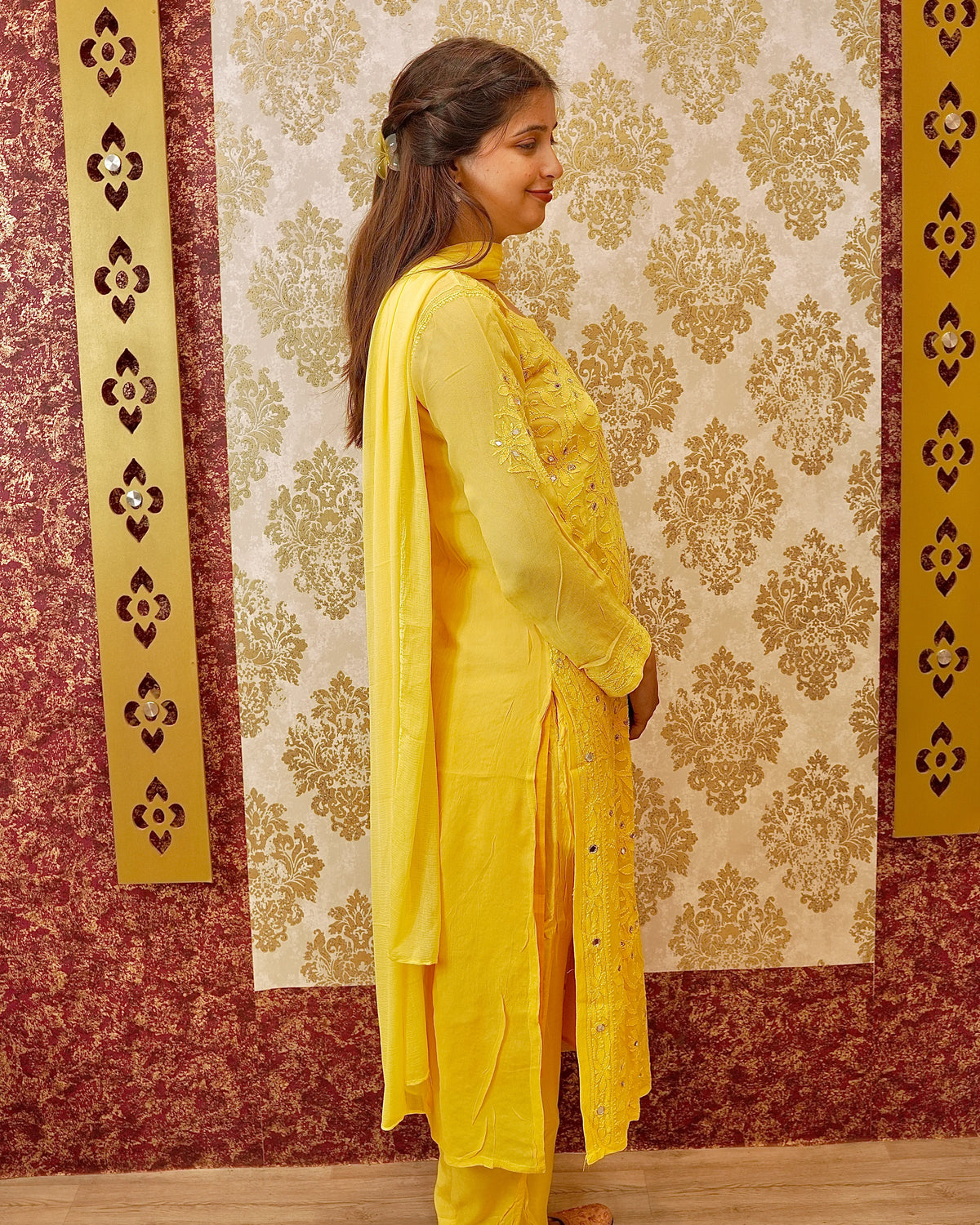 View a complete white Viscose Mirror Work Set with Chikankari and real mirrors. Elegant georgette kurti.