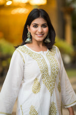 Front view of Snapfab's elegant white Lucknowi Chikankari kurta and palazzo set.