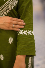 Slee pose of green chikankari kurta with subtle Lucknowi handwork, ideal for modern traditional looks.